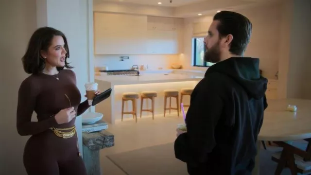 Ceinture à double chaîne suspendue avec logo Chanel portée par Khloé Kardashian comme on le voit dans The Kardashians (S07E01)