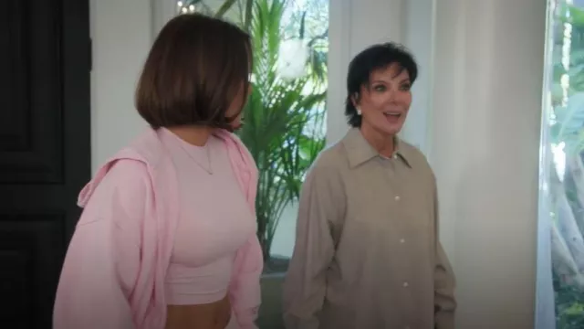 Blusa de cachemira de lana con botones The Row Komako usada por Kris Jenner como se ve en The Kardashians (S07E01)