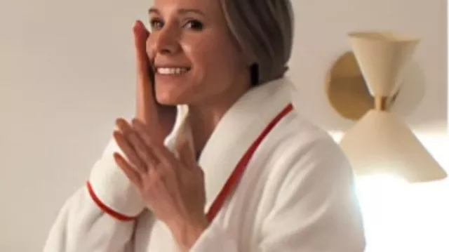 Nobody Wants This S2 Kristen Bell Robe blanche portée par Joanne (Kristen Bell) comme on le voit dans Nobody Wants This (S02E01)