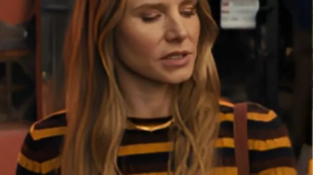 Nobody Wants This S2 Kristen Bell Pull rayé porté par Joanne (Kristen Bell) comme on le voit dans Nobody Wants This (S02E01)