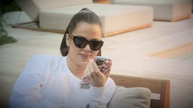 Bottega Veneta Lunettes de soleil œil de chat en acétate avec logo en relief portées par Khloé Kardashian comme on le voit dans The Kardashians (S07E01)