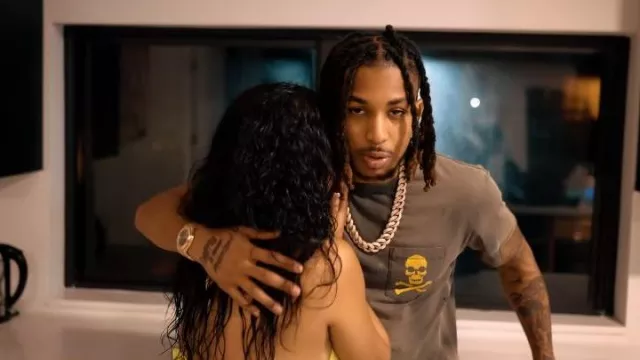 Camiseta de calavera negra y amarilla desgastada de Gallery Dept. usada por DDG en DDG - Trynna Link (Video musical)