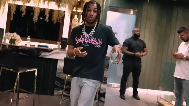 Camiseta de cócteles de cuerpo negro de Gallery Dept. usada por DDG en DDG X Luh Tyler - I'm Geekin (Video musical oficial)