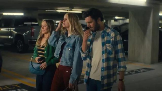 Bolso mensajero Clare V Petit Moyen usado por Joanne (Kristen Bell) como se ve en Nobody Wants This (S02E02)