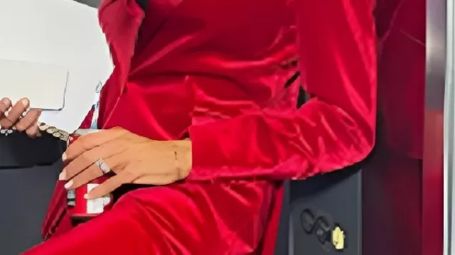 Blazer de terciopelo rojo usado por Self - Host (Tess Daly) en Strictly Come Dancing