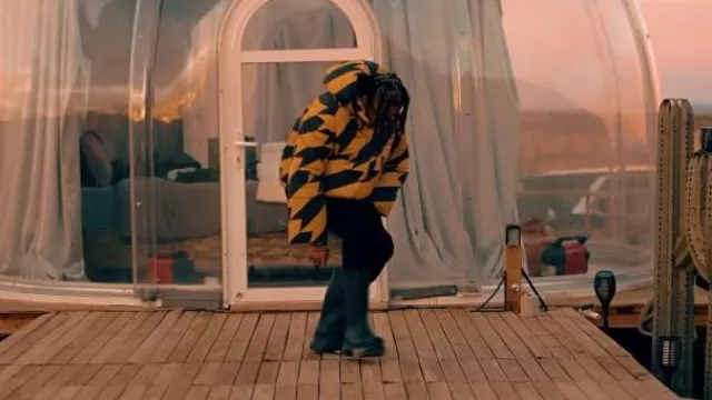 Chaqueta acolchada de chevron amarillo y negro Rhude usada por DDG en DDG - Vegano (Video musical oficial)
