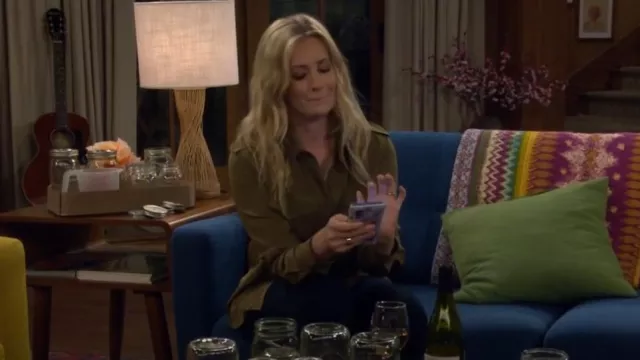 Nili Lotan Jeanette Top de seda con botones en oliva usado por Gemma Johnson (Beth Behrs) como se ve en The Neighborhood (S08E03)