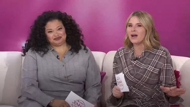 Mini-robe en satin à manches longues Simkhai Harpor portée par Jenna Bush Hager, comme on le voit dans Today with Jenna & Friends le 27 octobre 2025