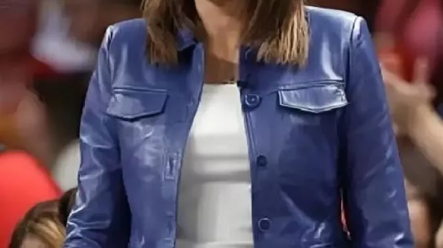 Blouson en cuir bleu porté par Stephanie White lors des playoffs WNBA 2025