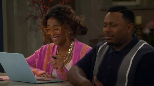Invité en Résidence Baja Everywear Cardigan en cachemire rayé en Fuchsia porté par Courtney (Skye Townsend) comme on le voit dans The Neighborhood (S08E02)