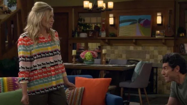 Alice + Olivia Willa Camisa en Semental usada por Gemma Johnson (Beth Behrs) como se ve en The Neighborhood (S08E02)