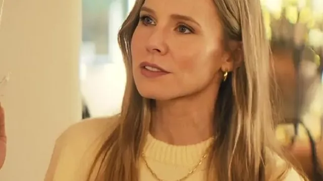 Nadie quiere esto S02 Kristen Bell Suéter amarillo con cuello redondo usado por Joanne (Kristen Bell) como se ve en Nadie quiere esto (S02)