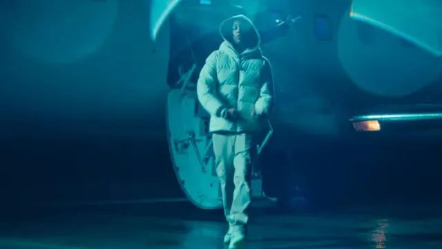 Moncler Veste en duvet Daisen en velours côtelé blanc portée par Digga D en Digga D - Je suis... (Vidéo officielle)