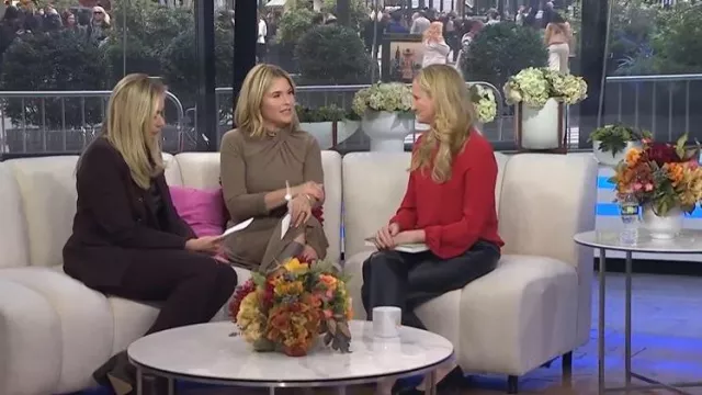 Donna Karan New York Robe midi en tricot à manches longues en taupe heat portée par Jenna Bush Hager comme on le voit dans Today with Jenna & Friends le 28 octobre 2025