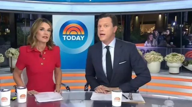 Robe chemise coquelicot en tricot de crêpe Scanlan Theodore portée par Savannah Guthrie, comme on le voit dans Aujourd’hui le 28 octobre 2025