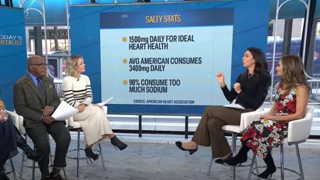 Alice + Olivia Deanna Pantalones de corte bota de talle alto usados por Natalie Azar como se ve en Today el 28 de octubre de 2025