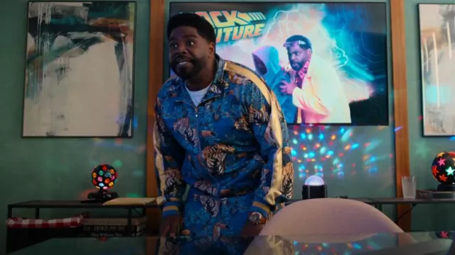 Conjuntos de chándal con patrón de tigre para hombre G-Style USA usados por Howard (Ron Funches) como se ve en Loot (S03E04)