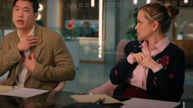 Cardigan côtelé orné de feux d’artifice bleu marine de Boden porté par Ainsley (Stephanie Styles) comme on le voit dans Loot (S03E04)