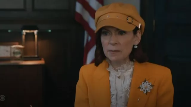 Chapeau béret à ressort Xanhoy porté par Elsbeth Tascioni (Carrie Preston) comme on le voit dans Elsbeth (S03E03)