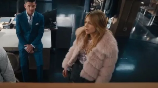 Chaqueta de piel Avec Les Filles usada por Morgan Gillory (Kaitlin Olson) como se ve en High Potential (S02E07)