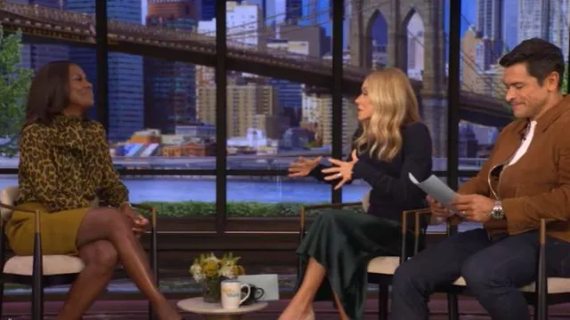 Blouse à col papillon en mousseline de soie léopard Saint Laurent portée par Deborah Roberts comme on le voit dans LIVE with Kelly and Mark le 24 octobre 2025