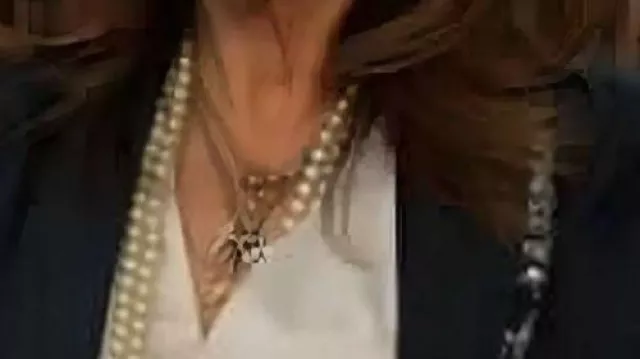 Blazer à imprimé rose porté par Kate Roberts Lauren Koslow dans la série télévisée Des jours et des vies S07