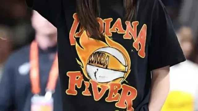 Camiseta Coming In Hot Black usada por Caitlin Clark en Indiana Fever Playa Society