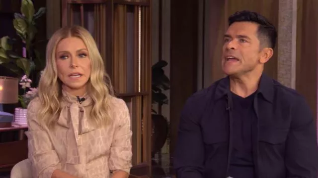 Valentino Toile Iconographe Blouse Jacquard en Soie portée par Kelly Ripa comme on le voit dans LIVE with Kelly and Mark le 29 octobre 2025