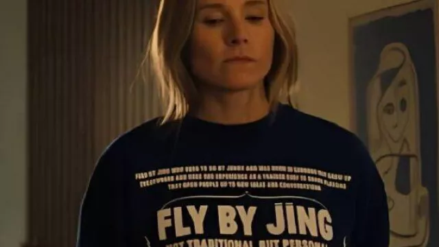 Nadie quiere esto "Fly By Jing" Sudadera usada por Joanne (Kristen Bell) como se ve en Nadie quiere esto (S02)