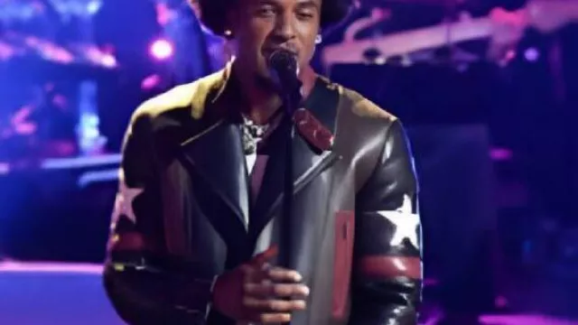 Blouson de motard en cuir The Voice Star Sleeves porté par (Kenny Iko) comme on le voit dans The Voice (S28)