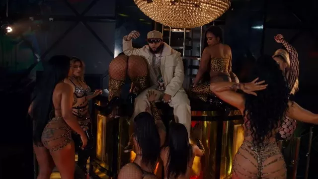 Louis Vuitton Cream Monogram Workwear Jeans usados por El Alfa en EL ALFA - HELICOPTERO