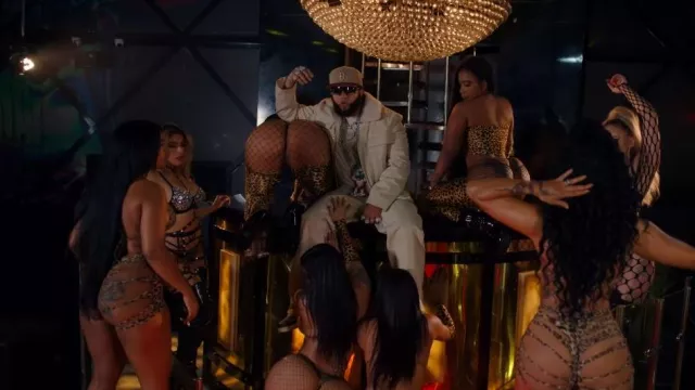 Louis Vuitton Chaqueta de trabajo con cuello de piel de oveja crema usada por El Alfa en EL ALFA - HELICÓPTERO