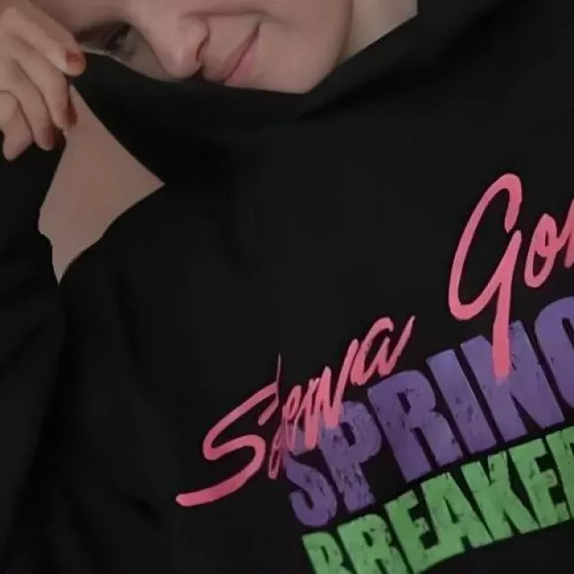 Sudadera con capucha negra Selena Gomez X Spring Breakers usada por Selena Gomez
