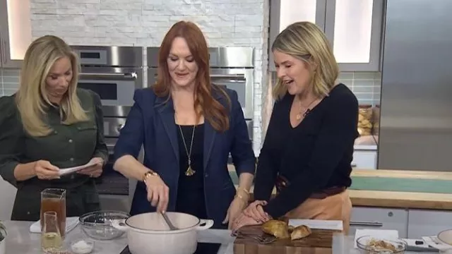 Blazer de mezclilla con manga fruncida de Cinq a Sept Khloe usado por Ree Drummond como se ve en Today with Jenna & Friends el 29 de octubre de 2025