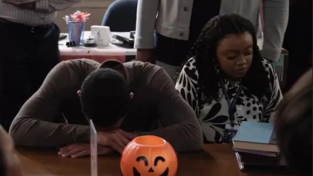 Vestido camisero con cinturón de lazo H&M usado por Janine Teagues (Quinta Brunson) como se ve en Abbott Elementary (S05E05)