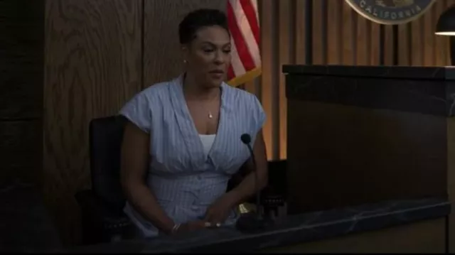 Par Anthropologie Robe midi plissée à manches courtes et col en V portée par Rosie Edwards (April Parker Jones) comme on le voit dans Reasonable Doubt (S03E08)