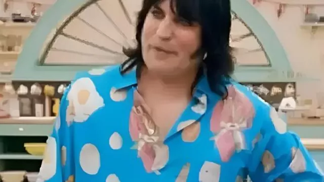 Camiseta con estampado de huevo de Noel Fielding de Great British Bake Off usada por el presentador (Noel Fielding) como se ve en The Great British Bake Off