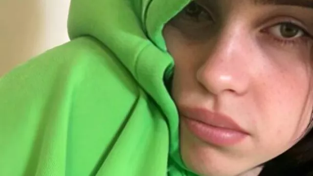 ¡Repite la sudadera con capucha verde Blohsh usada por Billie Eilish en el collar New Blosh! #billieeilish #hitmehardandsoft #music