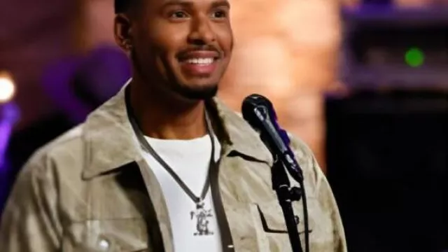 Veste oversize beige The Voice portée par (Jerrell Melton) comme on le voit dans The Voice (S28)