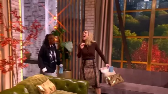 Jupe en résille GG Gucci avec finitions en dentelle portée par Sara Haines, comme on le voit dans The View le 30 octobre 2025