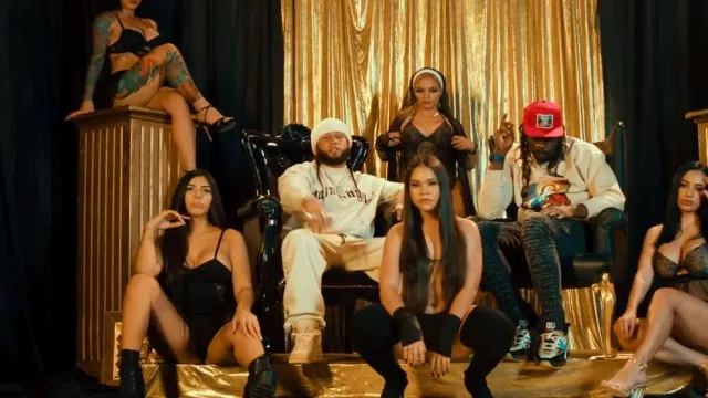 Sudadera con logo de purpurina blanca de Palm Angels usada por El Alfa en El Alfa "El Jefe" Ft. Pablo Piddy - PAKETUM #SagitarioTheAlbum