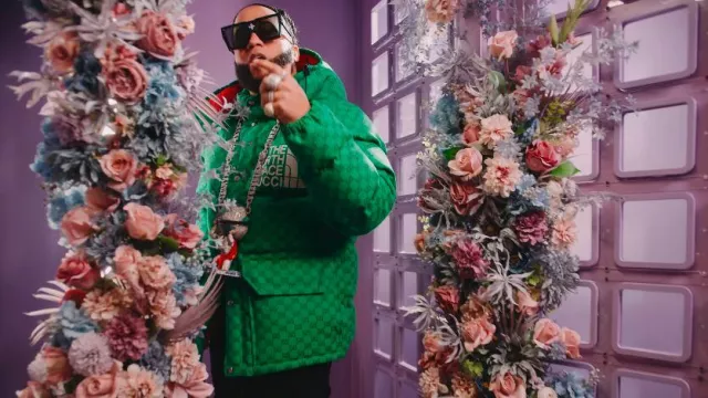 Gucci x The North Face Veste matelassée en toile GG verte portée par El Alfa dans EL ALFA EL JEFE x EL MAYOR CLASICO - GALAPIN (VIDÉO OFFICIELLE)