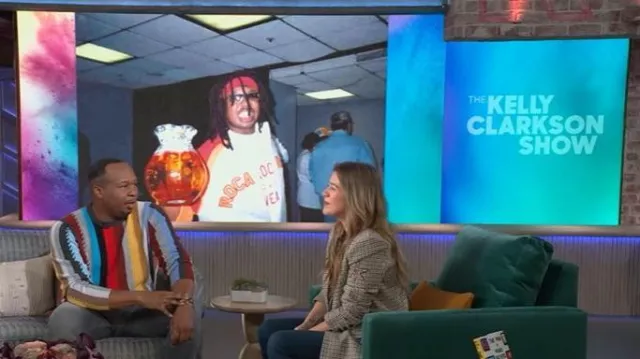 Blazer con apliques de Anthropologie usado por Kelly Clarkson como se ve en The Kelly Clarkson Show el 30 de octubre de 2025