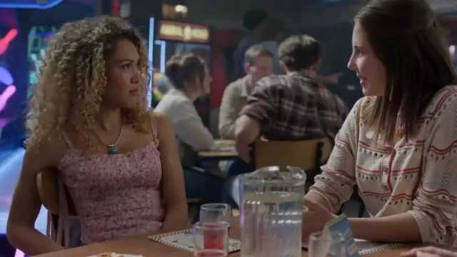 Haut corset en lin Reformation Hattie porté par Lisa Stillman (Jessica Steen) comme on le voit dans Heartland (S19E04)