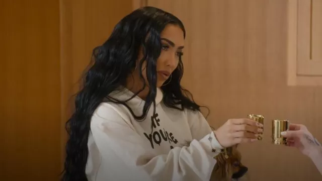 Bre Tiesi If You’re A Bitch Sweat à capuche porté par Bre Tiesi comme on le voit dans Selling Sunset (S09E06)