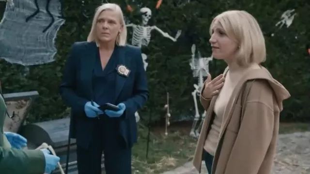 Max Mara Studio Mina Zip Jacket portée par Sharon Norman (Annaleigh Ashford) comme on le voit dans Elsbeth (S03E04)