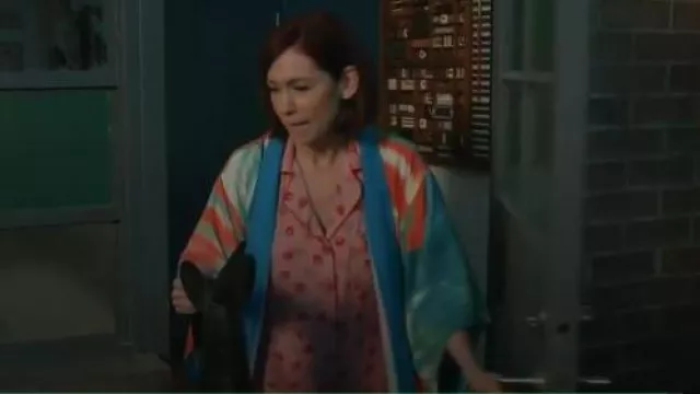 Kimono Zara Limited Edition Fun Printed porté par Elsbeth Tascioni (Carrie Preston) comme on le voit dans Elsbeth (S03E04)