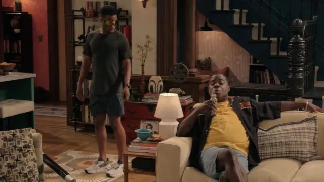 Sur Cloudrunner 2 Wide porté par Jake (Jermaine Fowler) comme on le voit dans Crutch (S01E02)