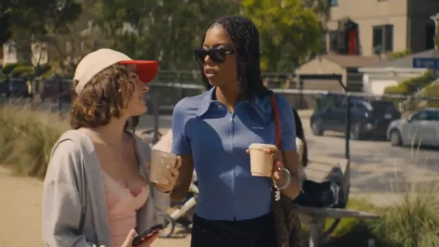 Miu Miu Chemise courte zippée sur le devant portée par Alani (True Whitaker) comme on le voit dans I Love LA (S01E01)
