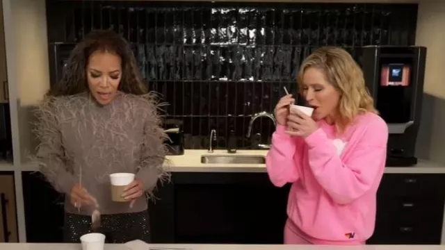 Tanya Taylor Lexia Wool Feather Sweater porté par Sunny Hostin comme on le voit dans The View le 31 octobre 2025